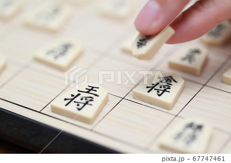将棋の対局をする女性の指 67747461