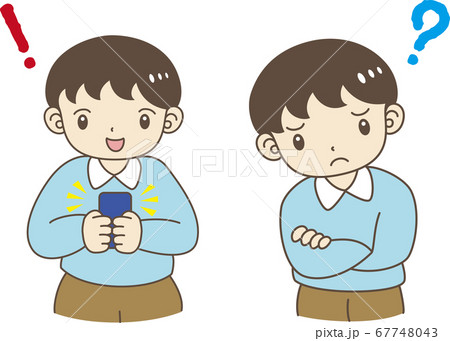 スマートフォンを活用する男の子と疑問を感じる男の子セット 67748043