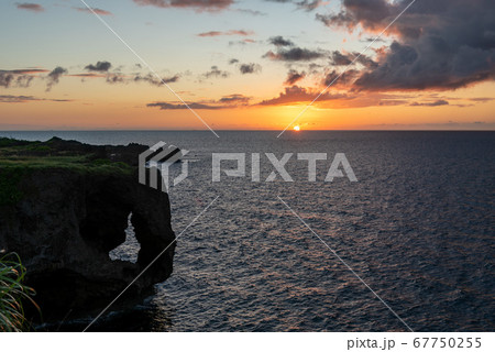 沖縄県の海岸風景、万座毛の夕日 沖縄県の海岸風景、万座毛の夕日 67750255