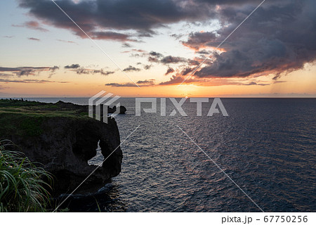 沖縄県の海岸風景、万座毛の夕日 67750256