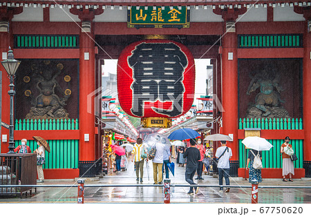 日本の東京都市景観　雨の東京・浅草寺（東京五輪開幕まで、きょうで1年）＝23日 67750620