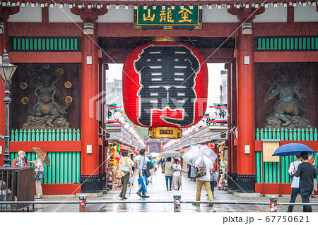 日本の東京都市景観　雨の東京・浅草寺（東京五輪開幕まで、きょうで1年）＝23日 67750621