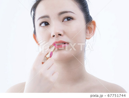 口紅を塗る若い女性 口紅を塗る若い女性 67751744