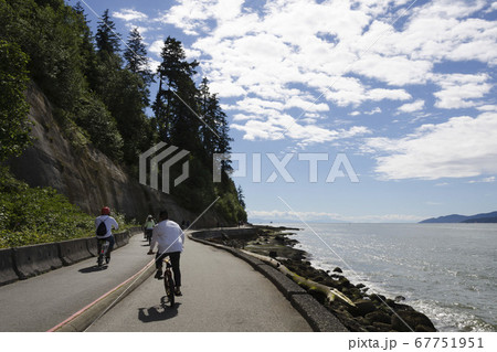 Lively oceanfront bike path 67751951