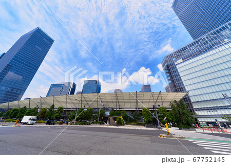 都市風景　東京駅の八重洲口の駅前 67752145