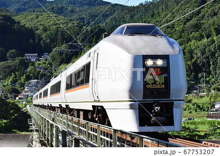 初夏の吾妻線をゆく特急草津号 67753207