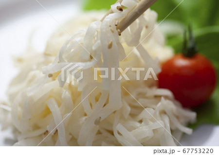 細切り大根をマヨネーズで和えたサラダ 67753220
