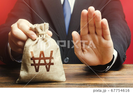 Businessman refuses to give south korean won money bag. Stop financing projects and reforms, crisis financial difficulties. Loan refusal, bad credit history. Asset freeze. Payment refund. Deception 67754616
