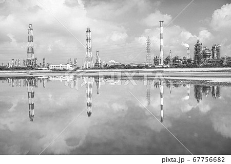 【セピア】四日市コンビナート 磯津海岸から望む塩浜エリアの工場風景のリフレクション 【セピア】四日市コンビナート 磯津海岸から望む塩浜エリアの工場風景のリフレクション 67756682
