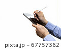 タブレットとスタイラスペンを使う男性 67757362