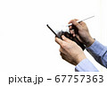 タブレットとスタイラスペンを使う男性 67757363