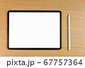 机の上のタブレットとスタイラスペンのモックアップ 67757364