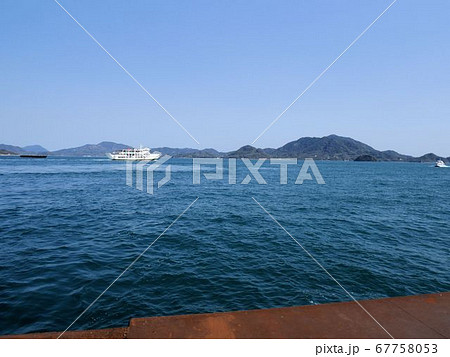 瀬戸内海の交通 大崎上島の木江港から見える四国行きのフェリーと竹原行きの高速船 瀬戸内海の交通 大崎上島の木江港から見える四国行きのフェリーと竹原行きの高速船 67758053