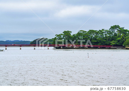 日本三景松島の風景　福浦島にかかる福浦橋　宮城県松島町 67758630
