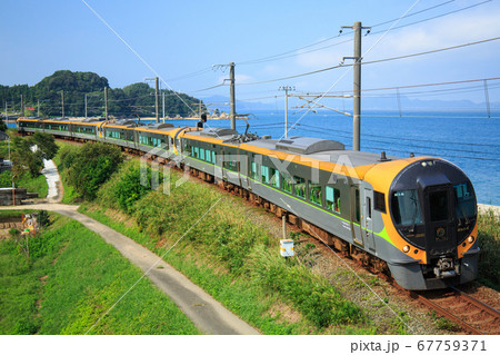 瀬戸内海の青い海と特急「しおかぜ」（JR四国　8600系） 67759371