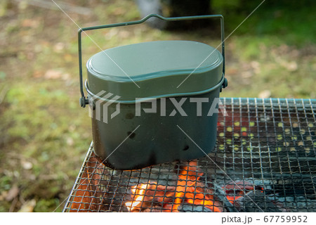 キャンプの定番の飯盒飯 67759952