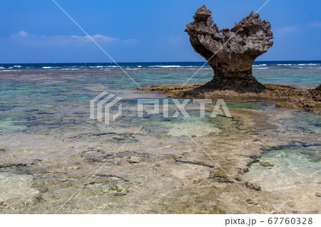 沖縄・古宇利島・ハートロック 67760328