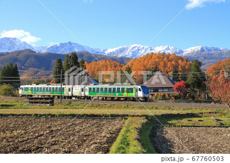 大糸線 リゾートビューふるさと　冠雪した白馬連峰 67760503