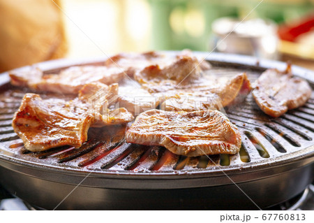 鉄のプレートで焼かれている牛タン   67760813