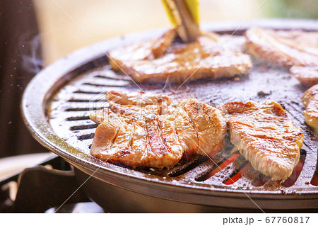 鉄のプレートで焼かれている牛タン   67760817