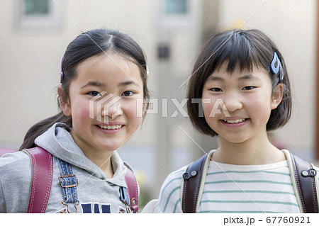 笑顔で並ぶ小学生女の子 笑顔で並ぶ小学生女の子 67760921