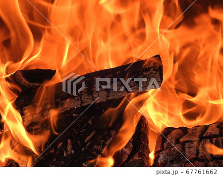 燃え盛る炎 67761662