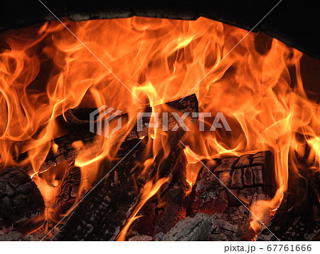 燃え盛る炎 67761666