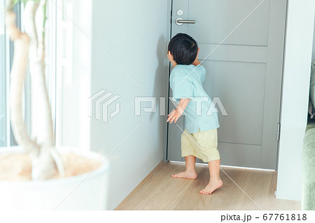 小さい男の子が家のドアの前で一人で待っている 留守番 Kids Myhomeの写真素材