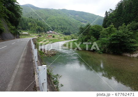 島根県益田市 清流匹見川沿いの風景 島根県益田市 清流匹見川沿いの風景 67762471