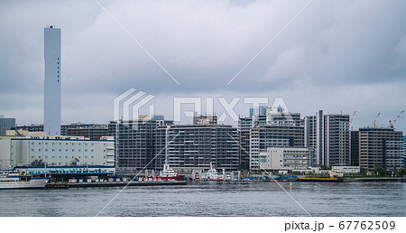 日本の東京都市景観 雨に霞む五輪選手村（東京五輪開幕まで、きょうで1年）＝23日 67762509