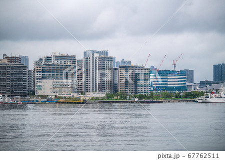 日本の東京都市景観 雨に霞む五輪選手村（東京五輪開幕まで、きょうで1年）＝23日 67762511