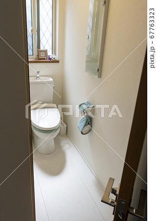 ドアを開けてトイレに入る 67763323