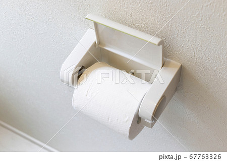 トイレットペーパーとホルダー 67763326