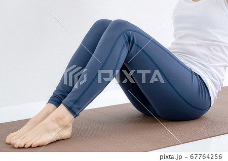 スポーツウェアを着た女性 67764256
