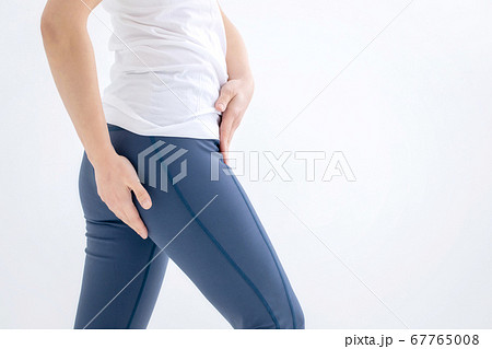 スポーツウェアを着た女性 67765008