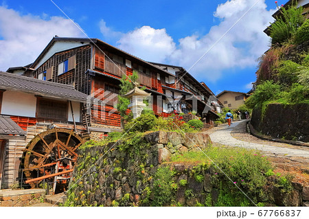 【岐阜県】晴天下の馬籠宿　枡形 67766837