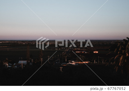 オーストラリアの田舎と夕陽 67767052