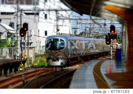 ミニチュアジオラマ風写真　飯能駅に入る西武新型特急ラビュー 67767165