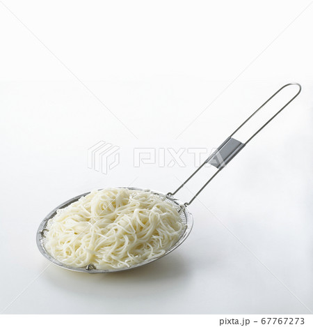 白背景のそうめん 67767273
