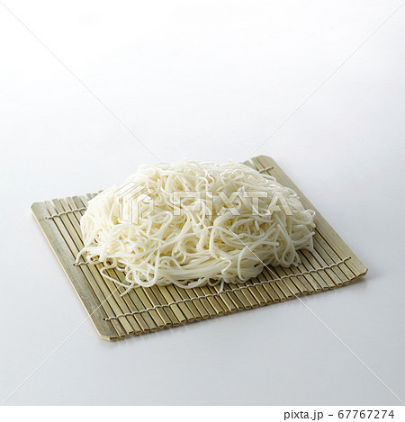 白背景のそうめん 67767274