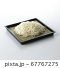 白背景のそうめん 67767275