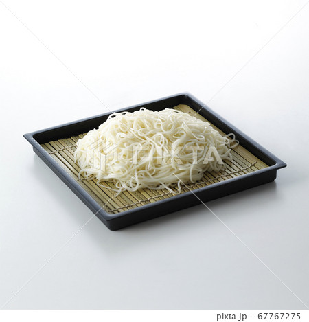 白背景のそうめん 67767275