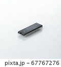 白い背景のICチップ 67767276