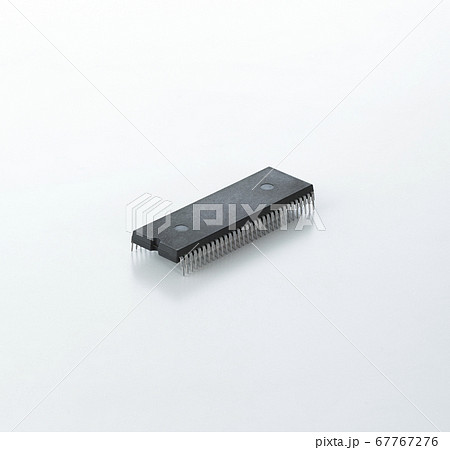 白い背景のICチップ 67767276