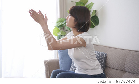 蚊を叩く若い女性 67767474