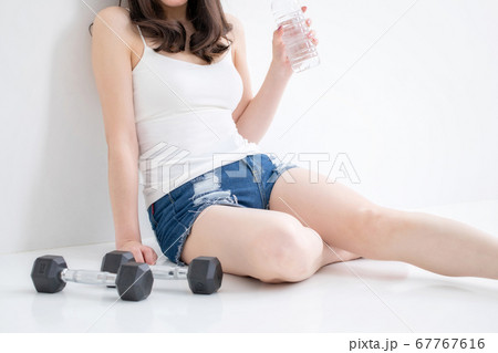 水を飲む女性 水を飲む女性 67767616
