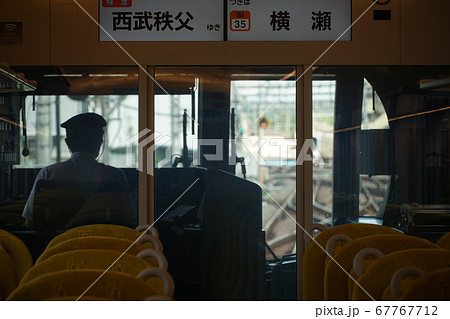 客席から見た西武新型特急ラビューの運転台と景色 67767712