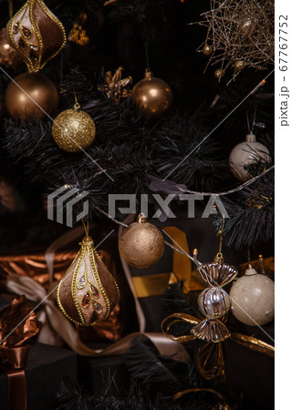 Decorated Christmas room with beautiful fir tree 67767752