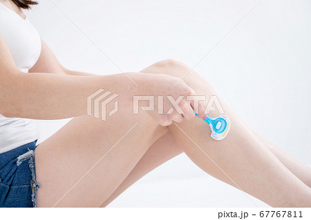 ムダ毛処理する女性 67767811