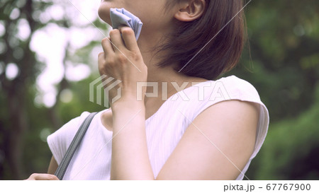 汗を拭くビジネスウーマン 67767900